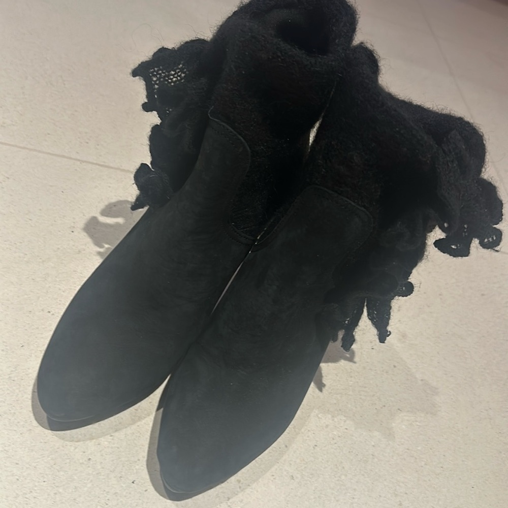 Beautiful booties with knit design, made in Italy.